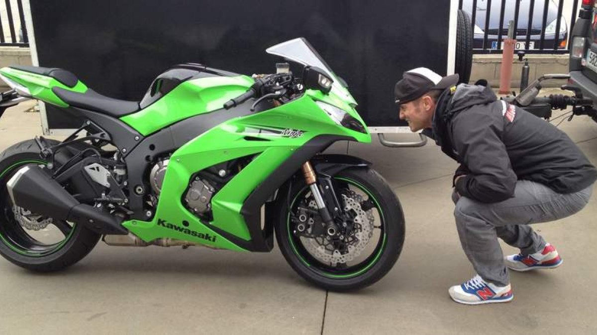Isaac García mira su Kawasaki ZX10R con la que intentará acabar entre los mejores en la segunda categoría del motociclismo.
