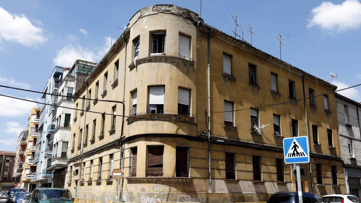 El edificio hace esquina entre el número 11 de Laureano Díez Canseco y el 8 de Hermanos Machado. RAMIRO