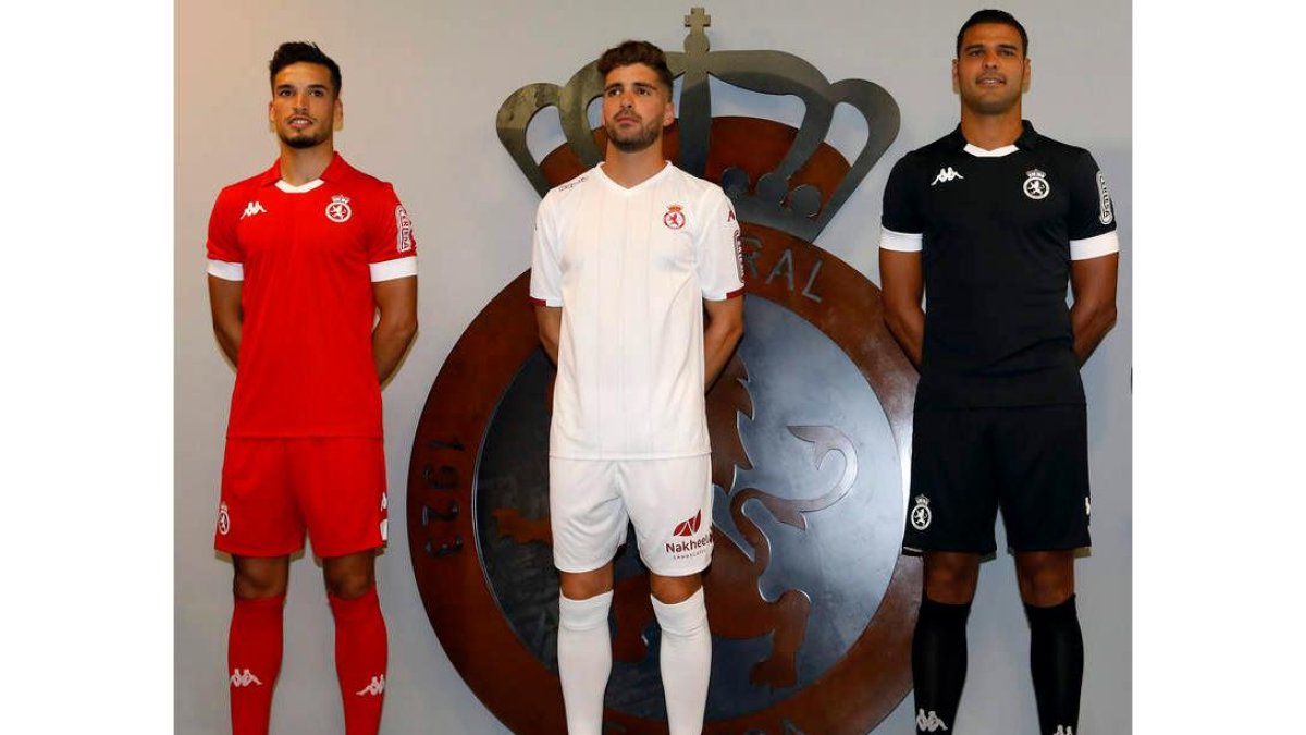 La camiseta titular de la Cultural volverá a ser blanca, la segunda equipación será roja y la tercera, de color negro. MARCIANO PÉREZ