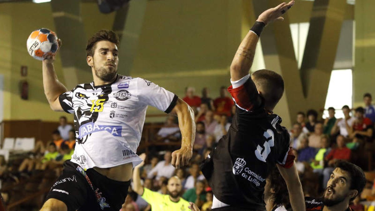El lateral Juanjo Fernández busca la portería de Logroño durante el primer partido de la temporada. MARCIANO PÉREZ