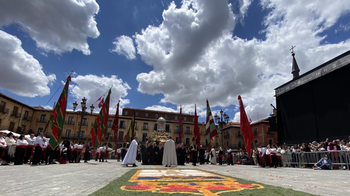 Momento de la llegada del Santísimo a la plaza Mayor, escoltado por los pendones. MAZ