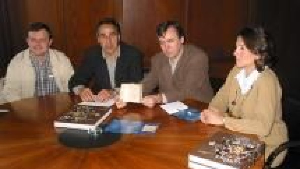De izquierda a derecha, Trabado, Perandones, Matas sosteniendo el libro y Gutiérrez