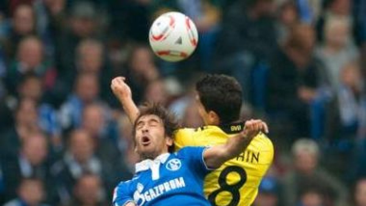 Raúl González (i) lucha por el balón con Nuri Sahin (d) del Borussia Dortmund.