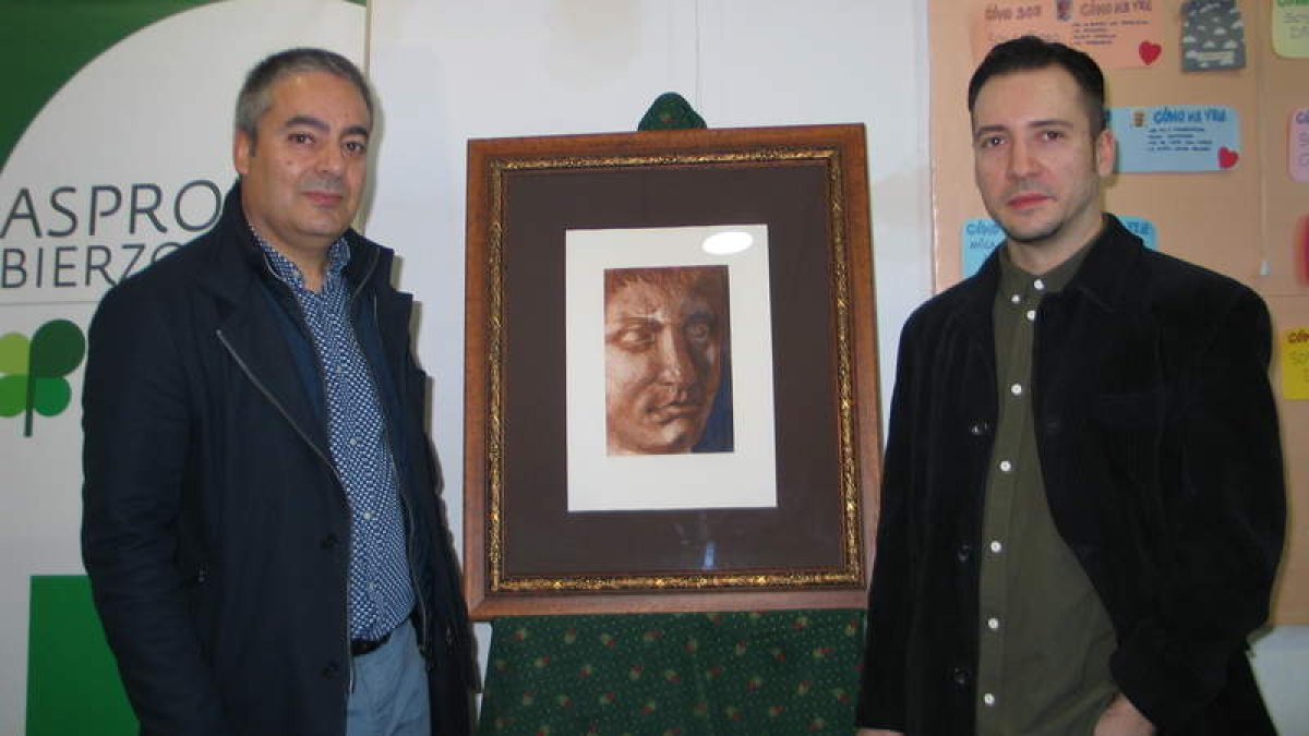 El responsable de Asprona con el pintor del cuadro que será dado en premio al Consejo. M. MACÍAS