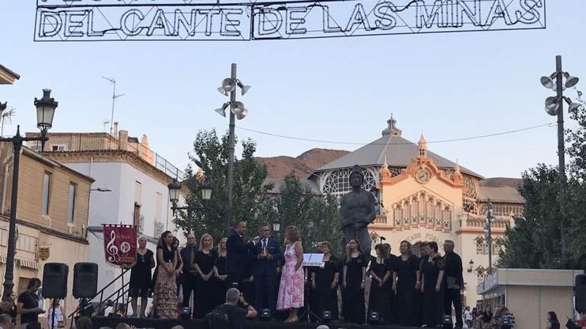 Un momento del acto de hermanamiento celebrado en la localidad minera murciana de La Unión con presencia berciana . DL