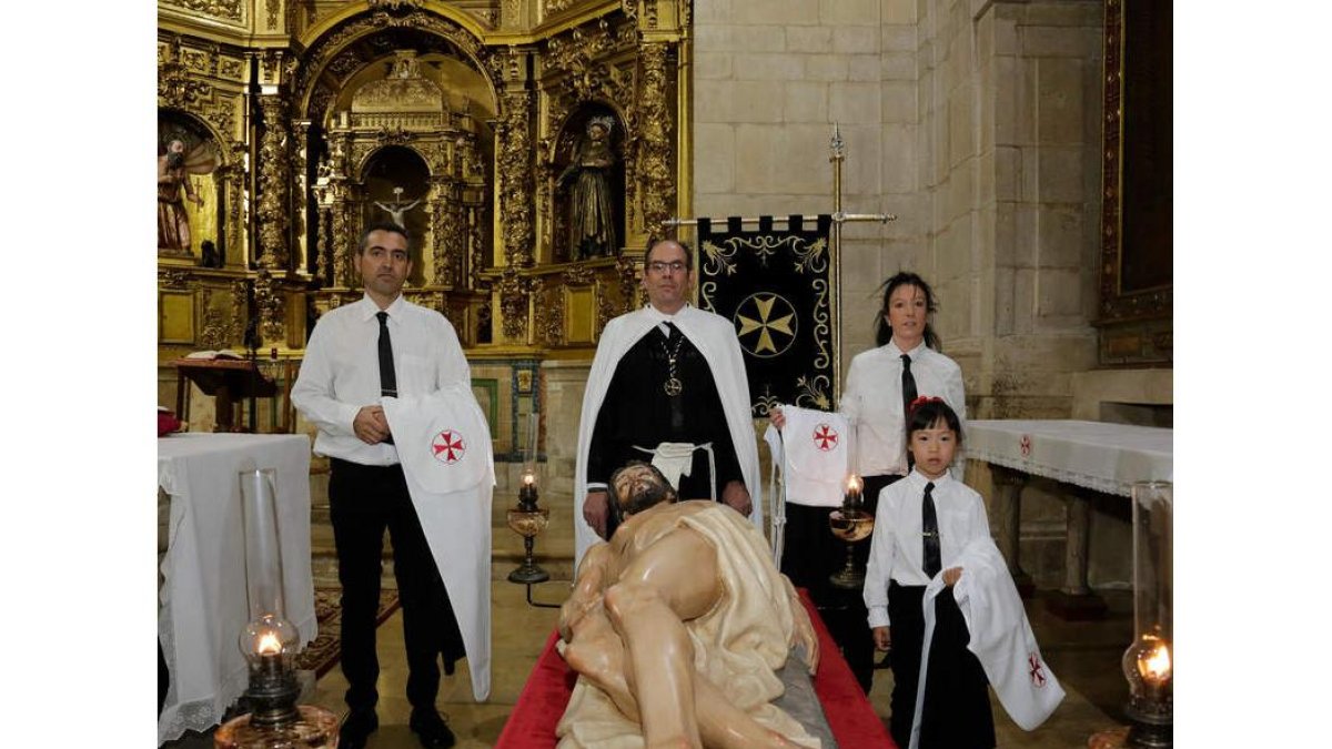 Elsa, su marido Francisco y su hija Sara, junto al maestre del Santo Sepulcro, antes de la misa de admisión de nuevos hermanos que tuvo lugar ayer en el convento de las Concepcionistas.
