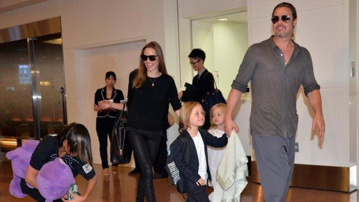 Una foto de archivo de Angelina Jolie y Brad Pitt con sus seis hijos, en el aeropuerto de Tokio, en el 2013.