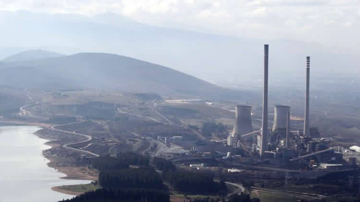 Las chimeneas y torres de refrigeración de Compostilla II.