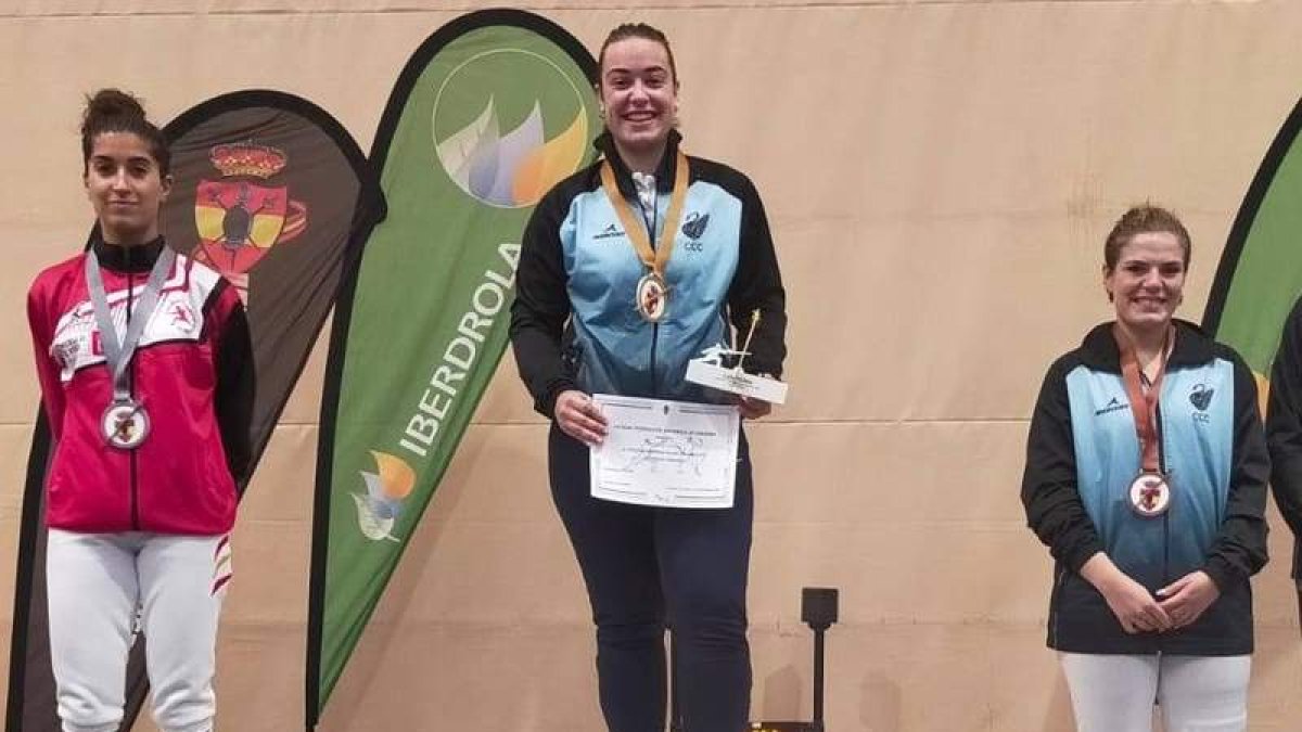 Ariadna Castro García se colgó el oro en la modalidad de florete en el Nacional de Esgrima. DL