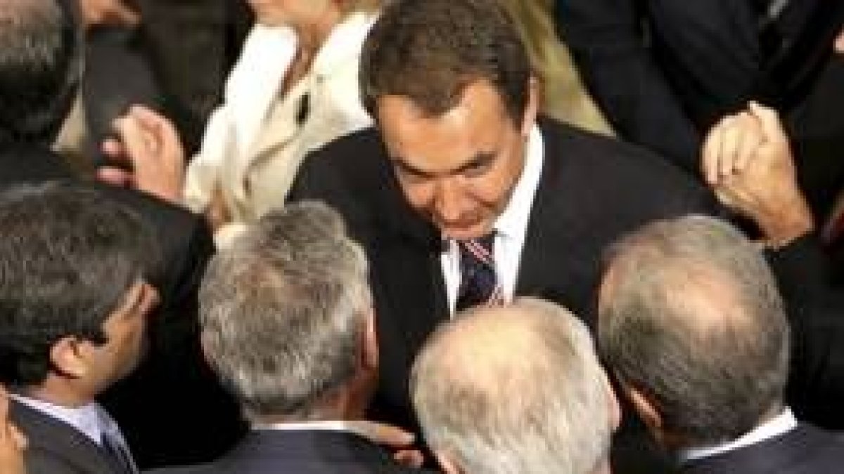 Zapatero conversa con varios empresarios en la presentación del Informe Económico del Gobierno
