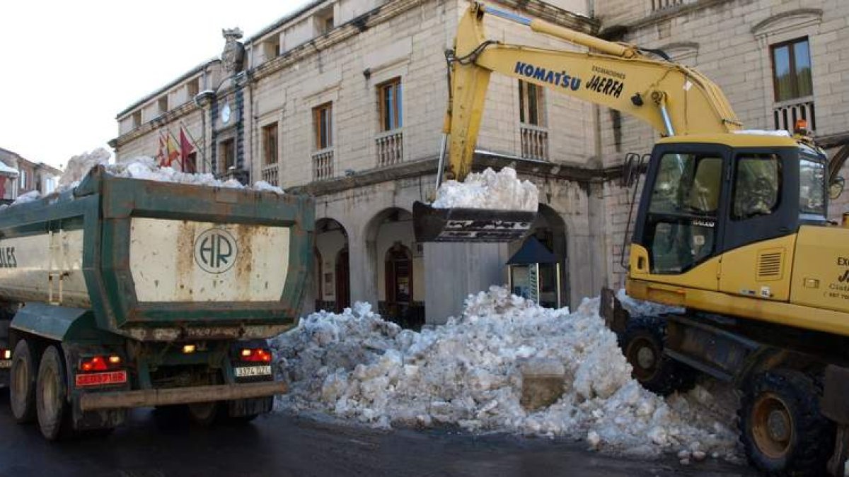 La nieve está siendo retirada de las calles en las que más acumulación se ha registrado.