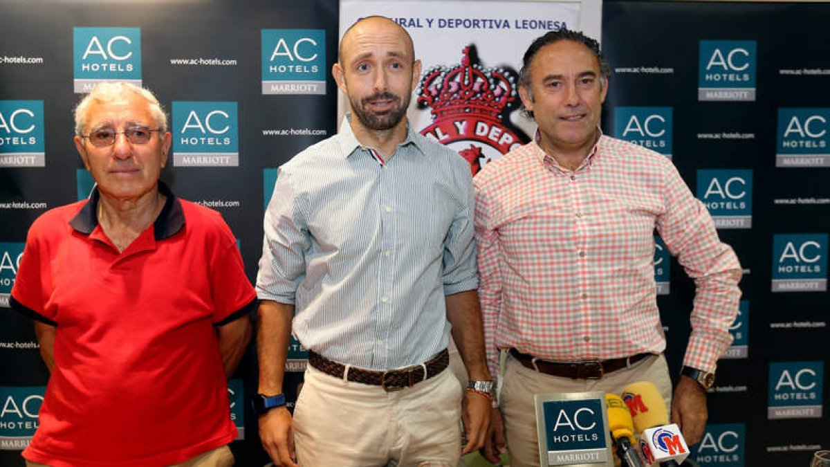 Óscar Garro, en el centro, flanqueado por Llamazares y Morilla en su presentación en el Hotel AC