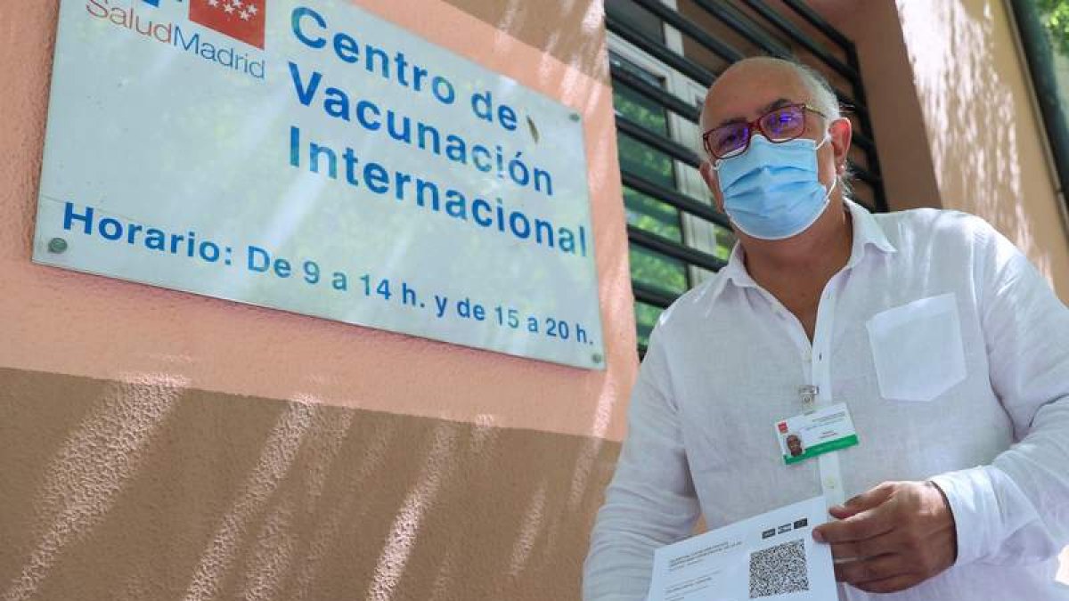 Un hombre muestra el documento de vacunación en Madrid. FERNANDO ALVARADO