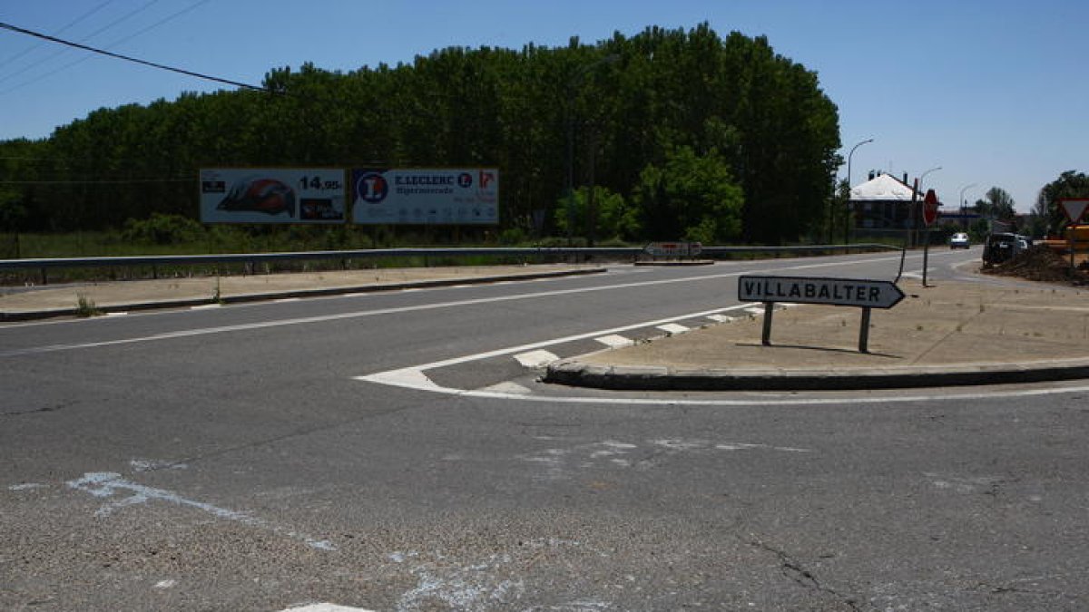 Imagen de la carretera de Caboalles en su llegada al cruce de VIllabalter. RAMIRO
