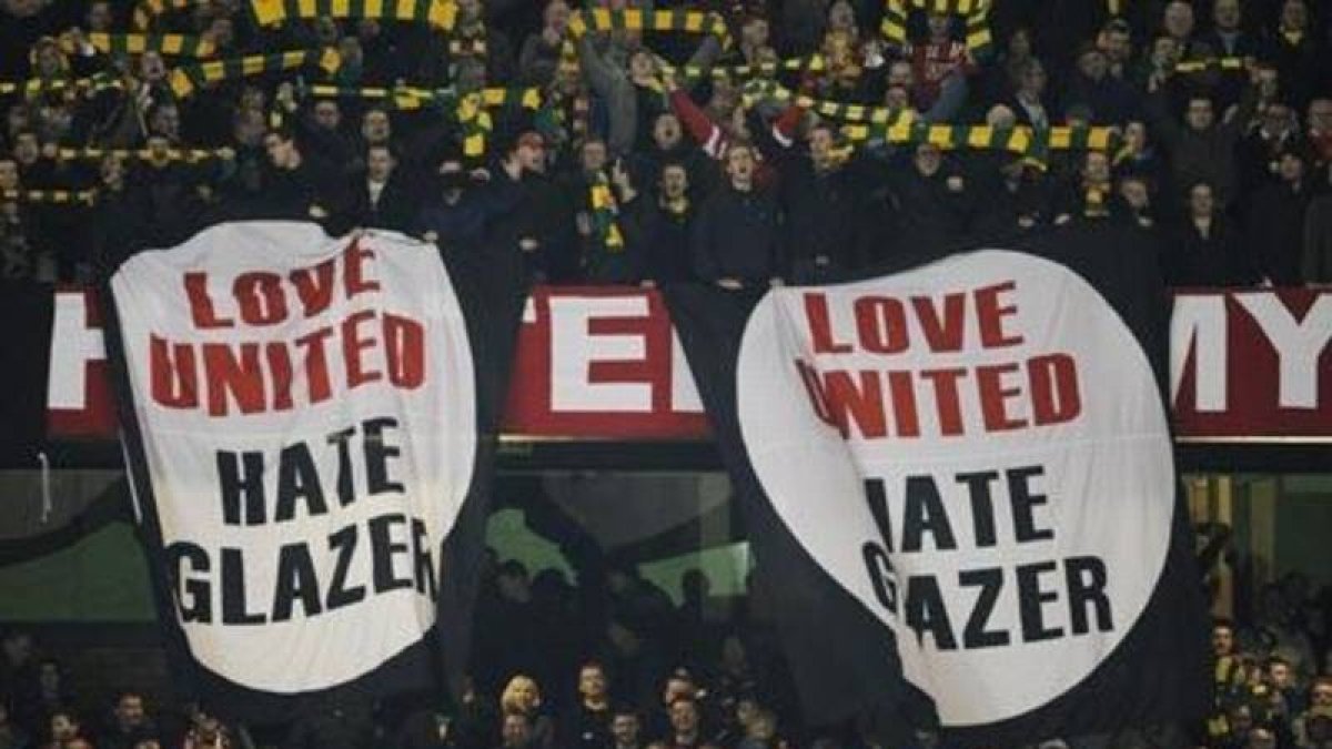 Pancarta en Old Trafford contra a la familia Glazer, propietaria del Manchester United.