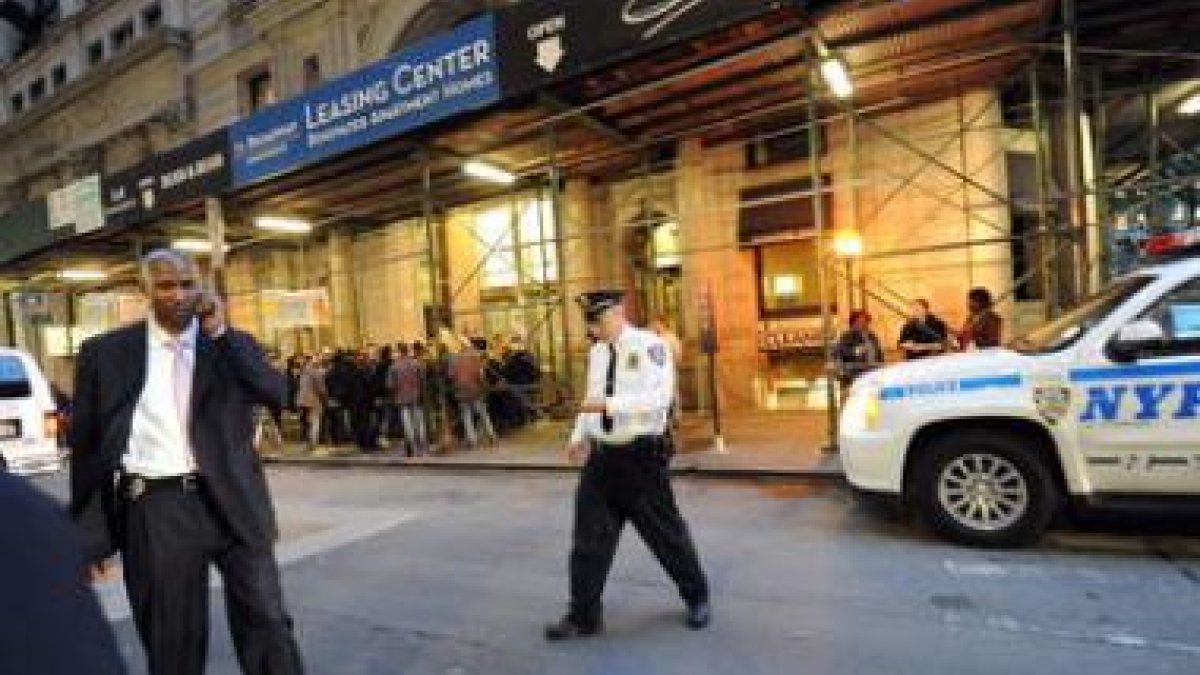 Un policía patrulla el edificio donde vivirá temporalmente Strauss Kahn.