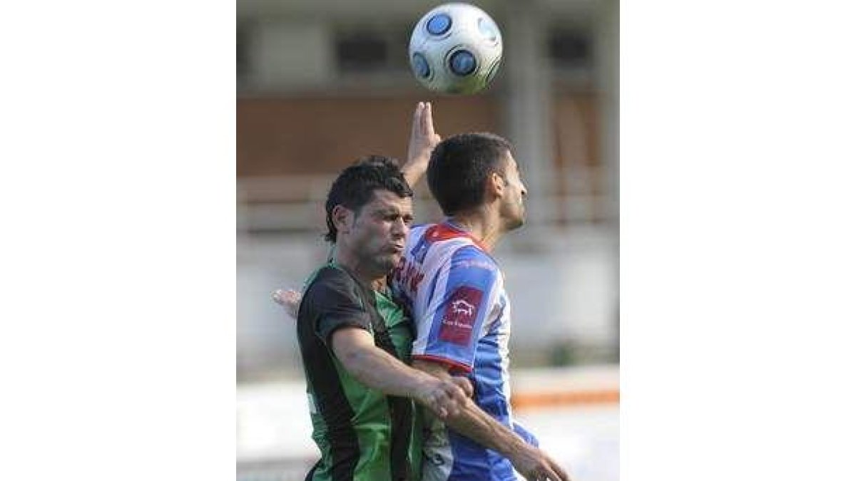 Rubén pelea un balón.