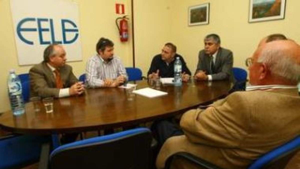 En el centro los dos ediles socialistas de Ponferrada, flanqueados por los representantes de la Fele