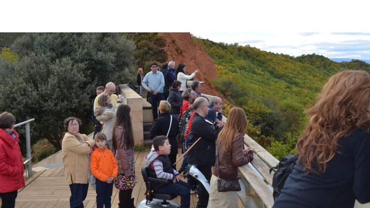 Discapacitados y sus familias participaron en una jornada de convivencia en Las Médulas.