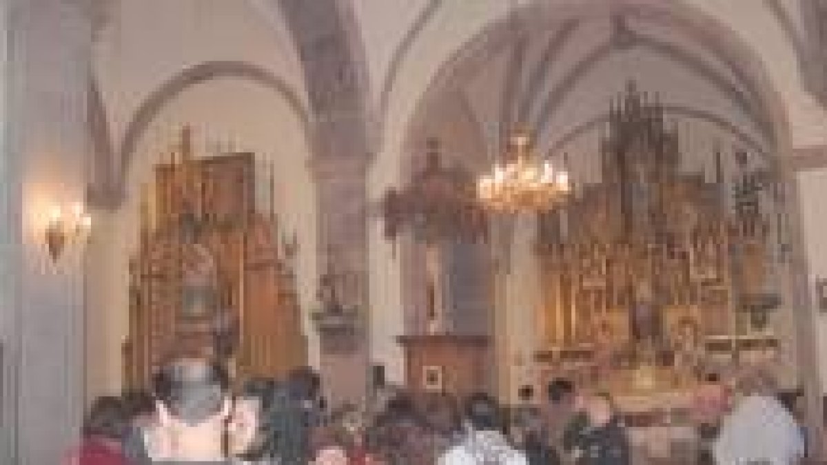 Los visitantes, en un momento de la excursión cultural de ayer