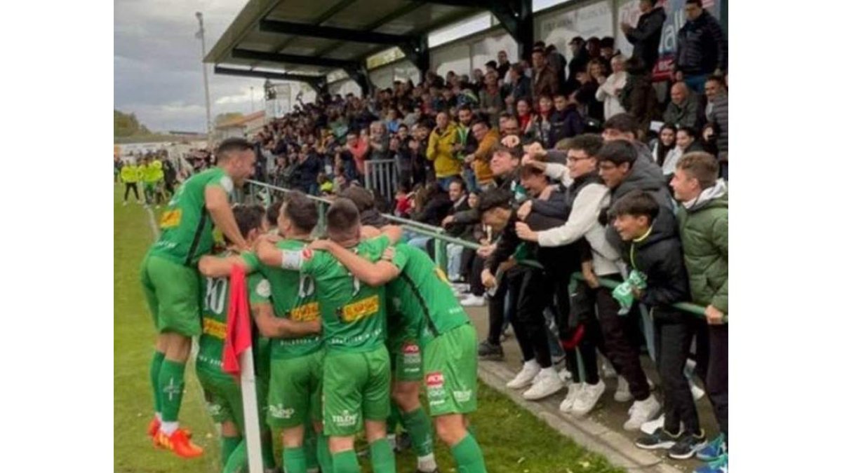 El Atlético Astorga celebra su clasificación tras apear al Andorra. DL