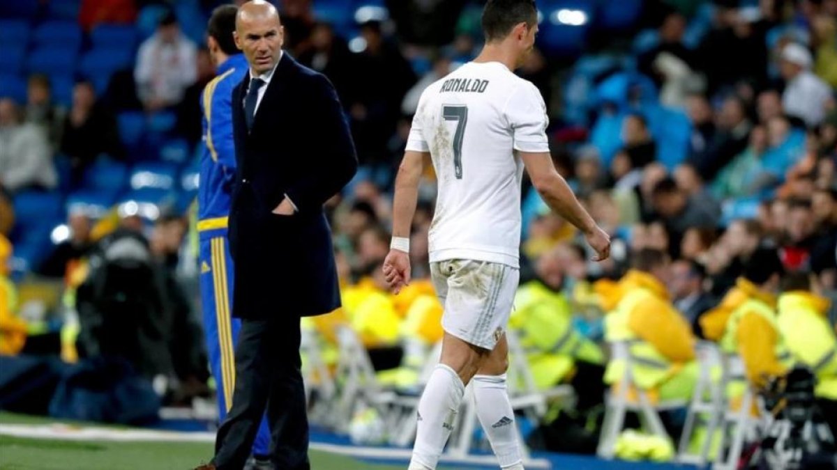 Zidane mira a Cristiano cuando el portugués se retira del campo lesionado en el encuentro ante el Vllarreal.