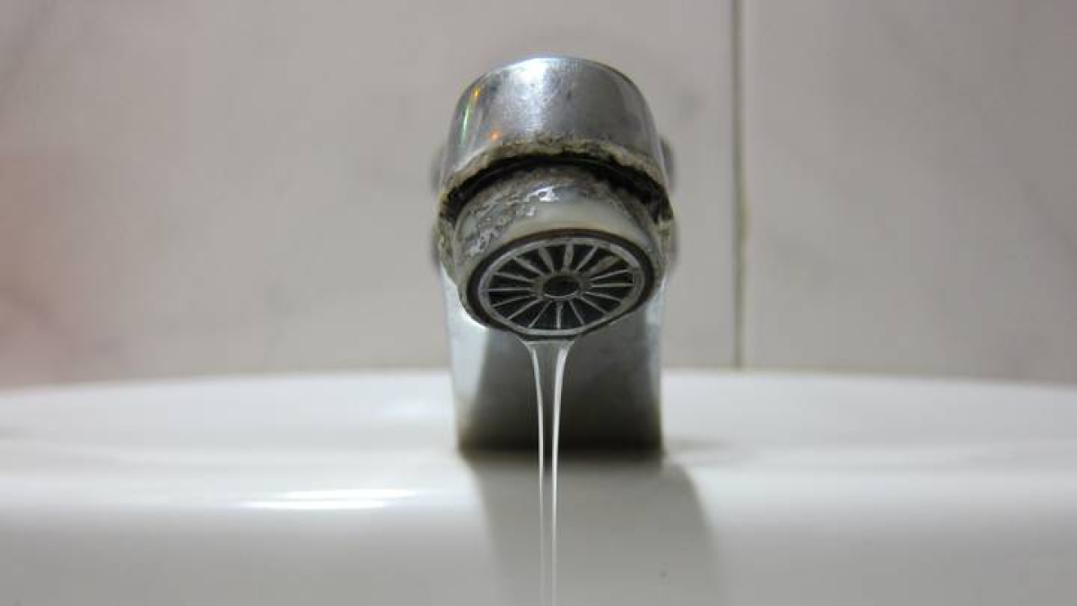 Un grifo de agua abierto. EUROPA PRESS