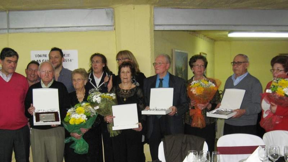 El alcalde de Torre del Bierzo (izquierda) junto a los presidentes del Hogar, homenajeados.