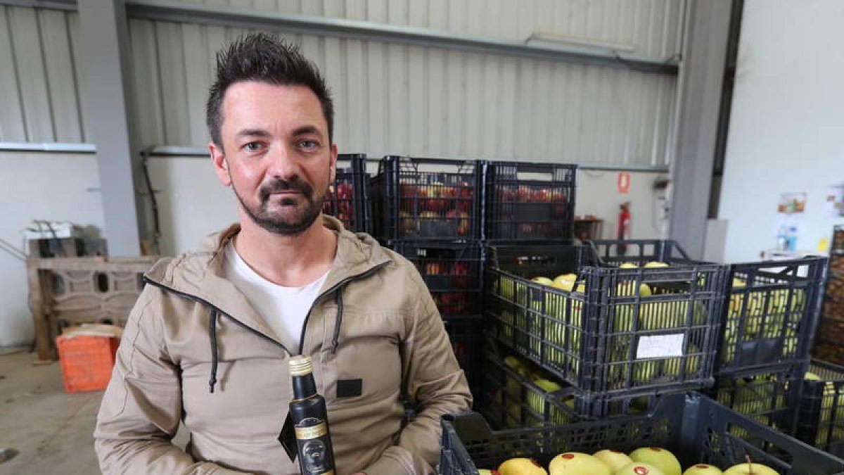 Carlos Pardo, ayer, con su vinagre de manzana. L. DE LA MATA