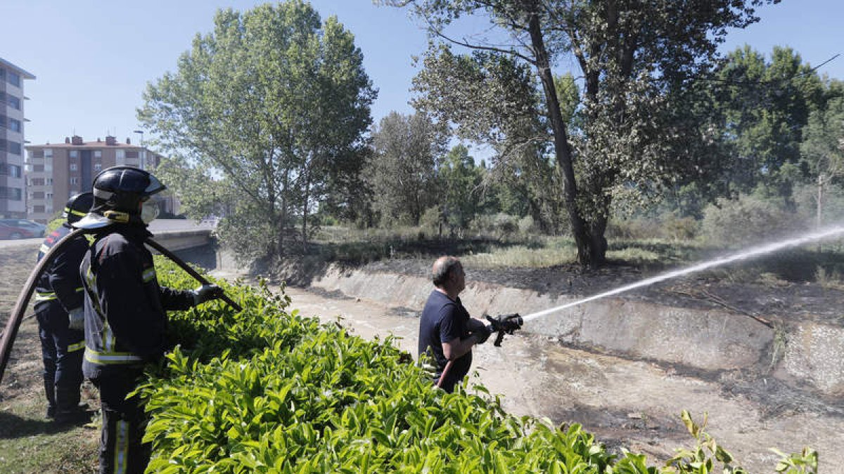 Los Bomberos de León apagando el fuego.