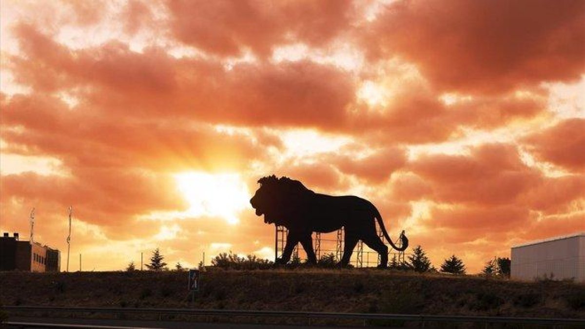 El león publicitario de Disney, como el toro de Osborne, en la M-40 de Madrid.