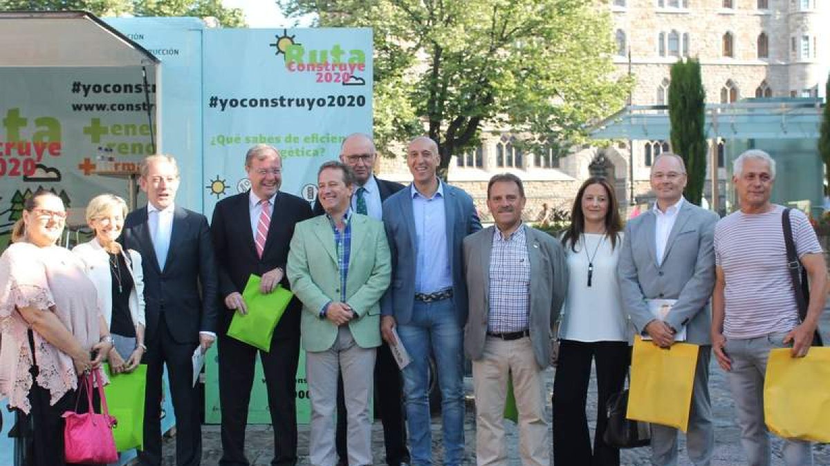 La exposición móvil tomó ayer la plaza de San Marcelo para concienciar a los ciudadanos. DL