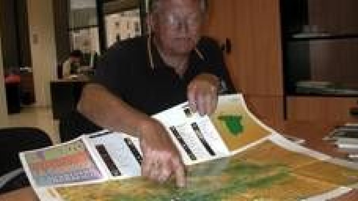 Alberto Gómez mostrando una de las rutas de senderimo que se han incorporado a la cuarta edición