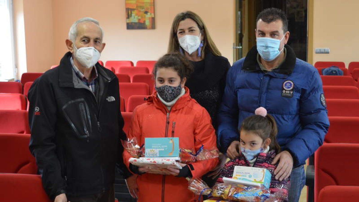 El alcalde y otros concejales, con dos niñas que recibieron ayer los regalos del Ayuntamiento. MEDINA