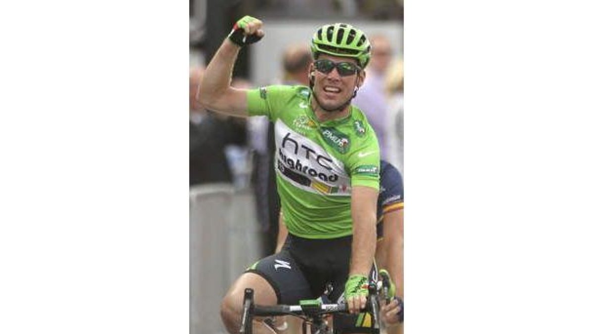 Mark Cavendish celebra su victoria, la cuarta en este Tour.