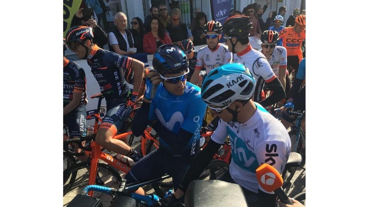 Chris Froome (de blanco) habla con Mikel Landa instantes antes de darse la salida a la primera etapa de la Vuelta a Andalucía, en Mijas (Málaga).