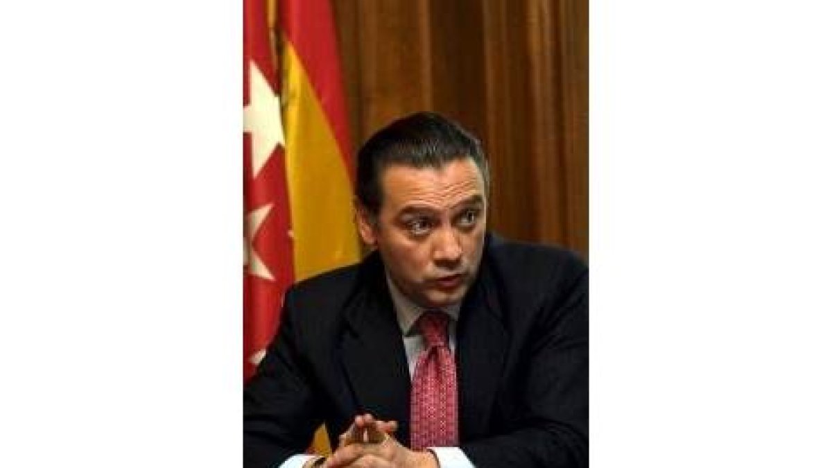 Alfredo Prada quiere modificar el método de votación de los emigrantes