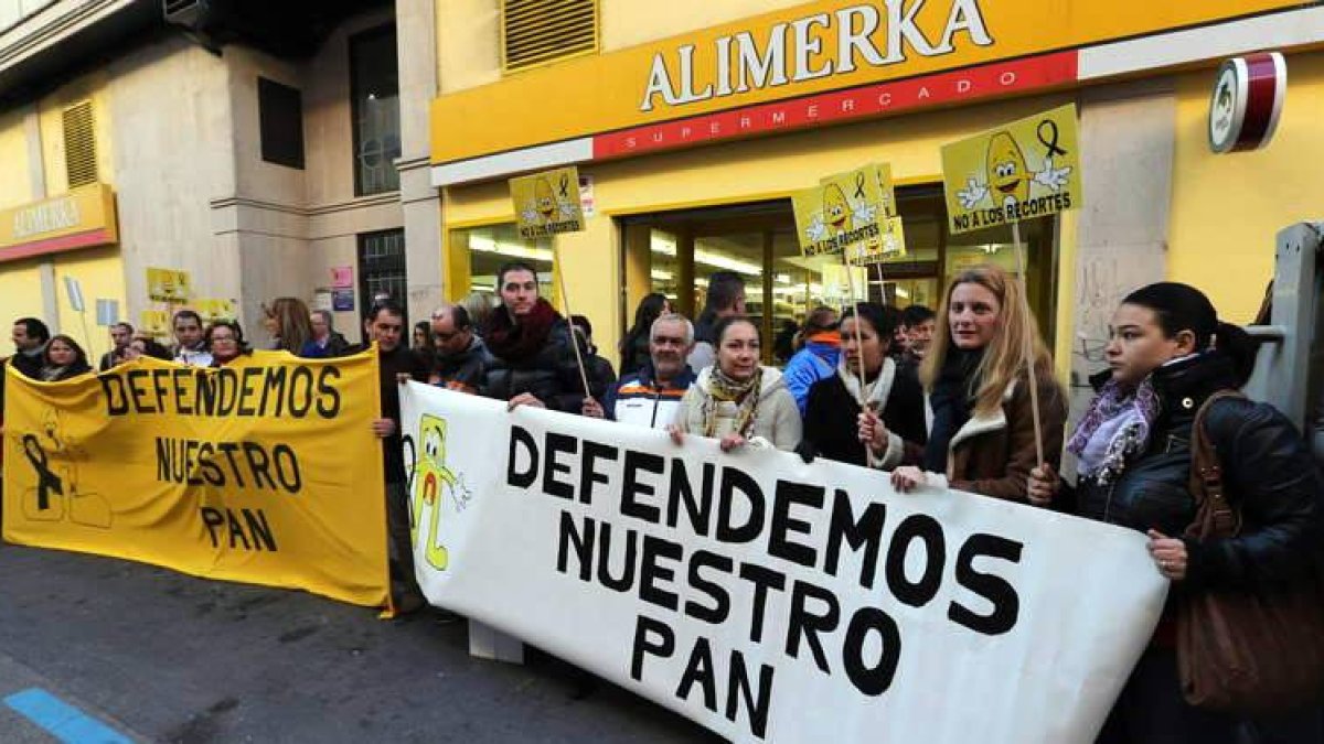 Los trabajadores han realizado protestas contra los recortes anunciados por Alimerka.