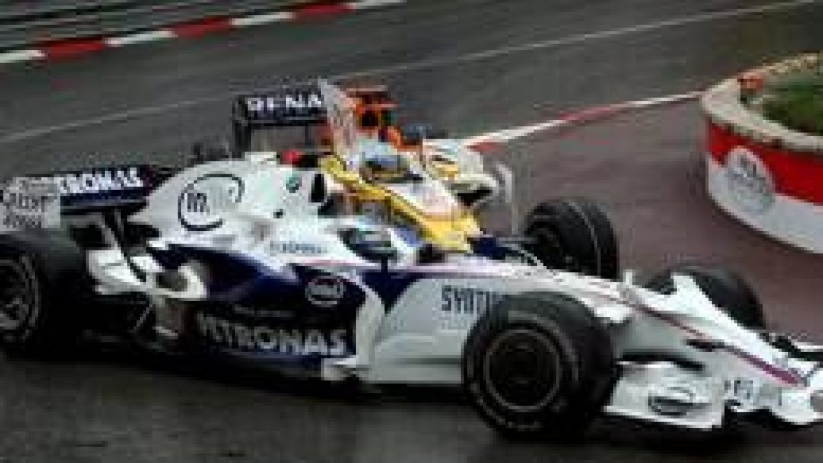 El monoplaza de Fernando Alonso colisiona contra el de Nick Heidfeld