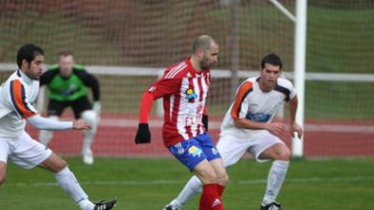 El equipo rojiblanco volvió a dejar escapar los puntos de su feudo en los últimos minutos.