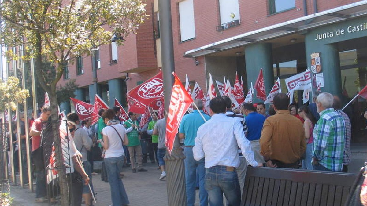 La concentración tuvo lugar a las puertas de la delegación de la Junta en Ponferrada.