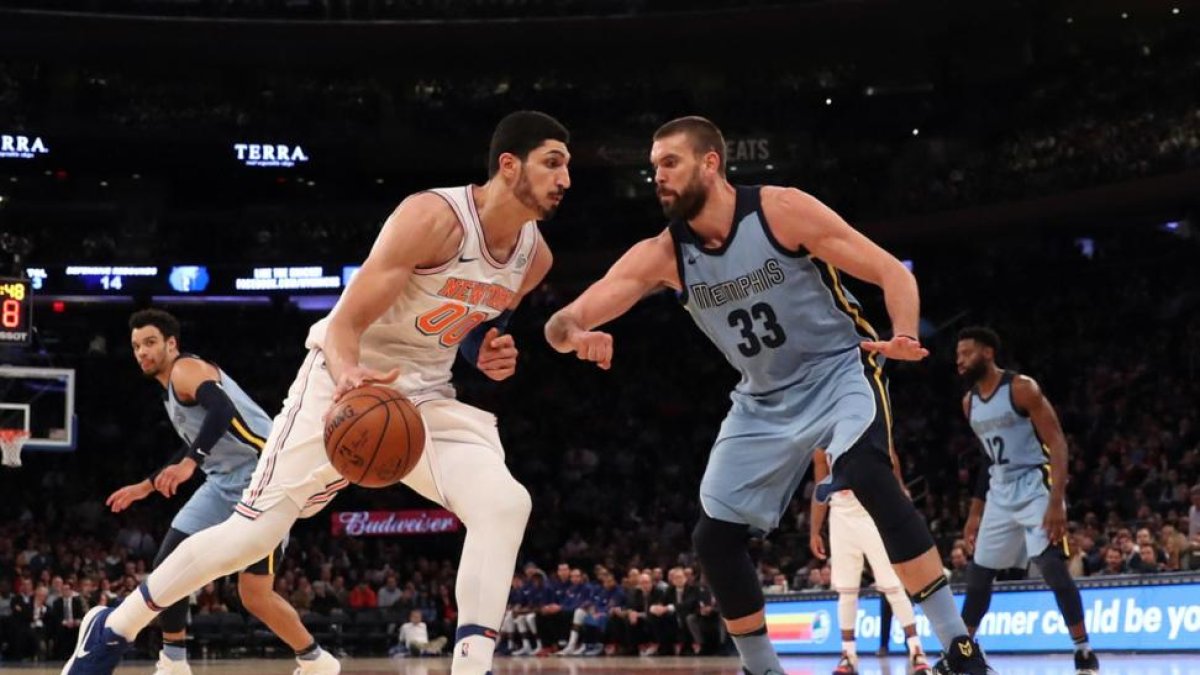 Enes Kanter, presionado por Marc Gasol.