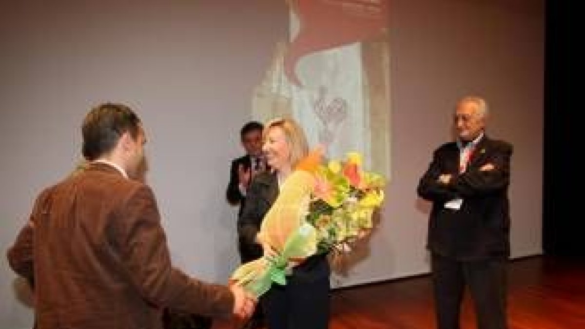Amparo Valcarce recibió un ramo de flores antes de su intervención