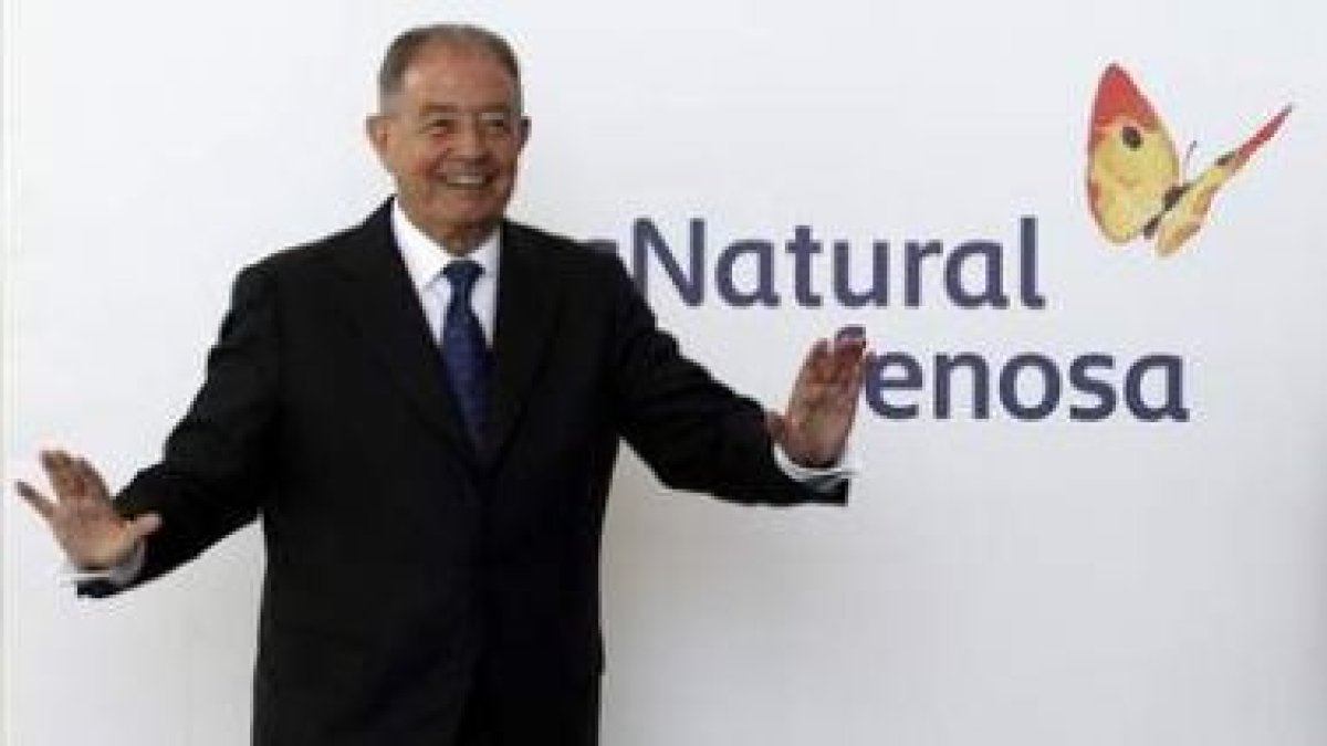 El presidente del Grupo Gas Natural, Salvador Gabarró, posa junto al logo de su compañía.