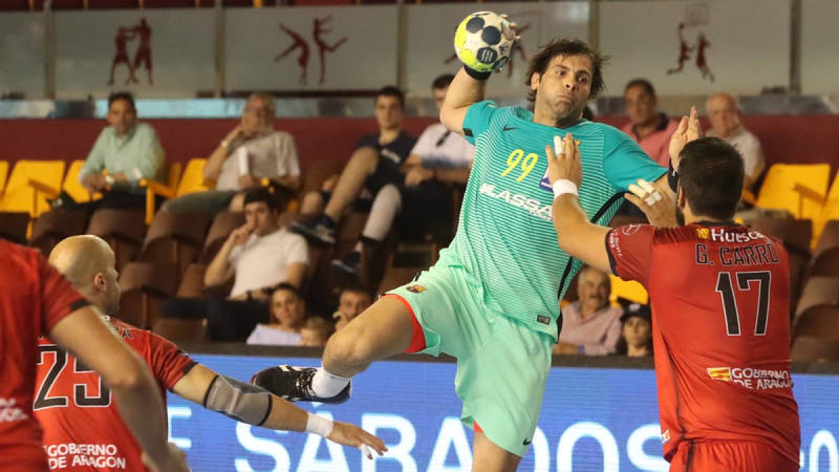 Antonio García encara la defensa del equipo oscense. RAMIRO