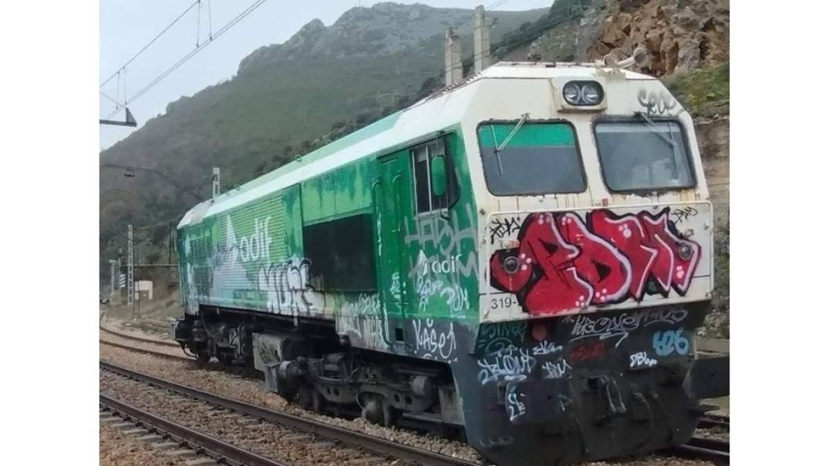 La locomotora atascada en Ciñera, ayer a mediodía. DL