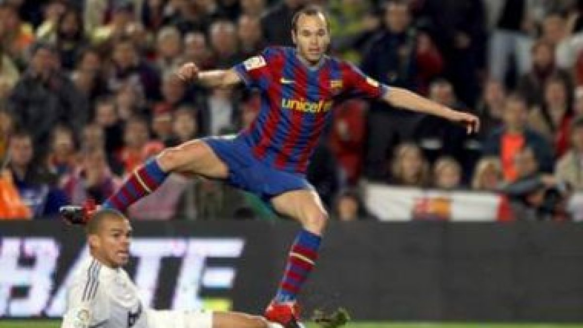 Iniesta y Pepe, durante el partido