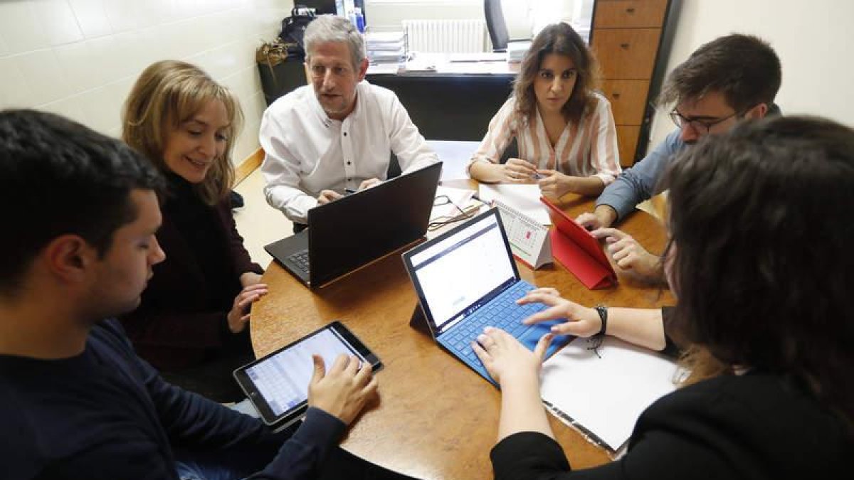 El profesor Francisco Javier Castaño, con alumnos que participan en el Consultor Financiero de la ULE.