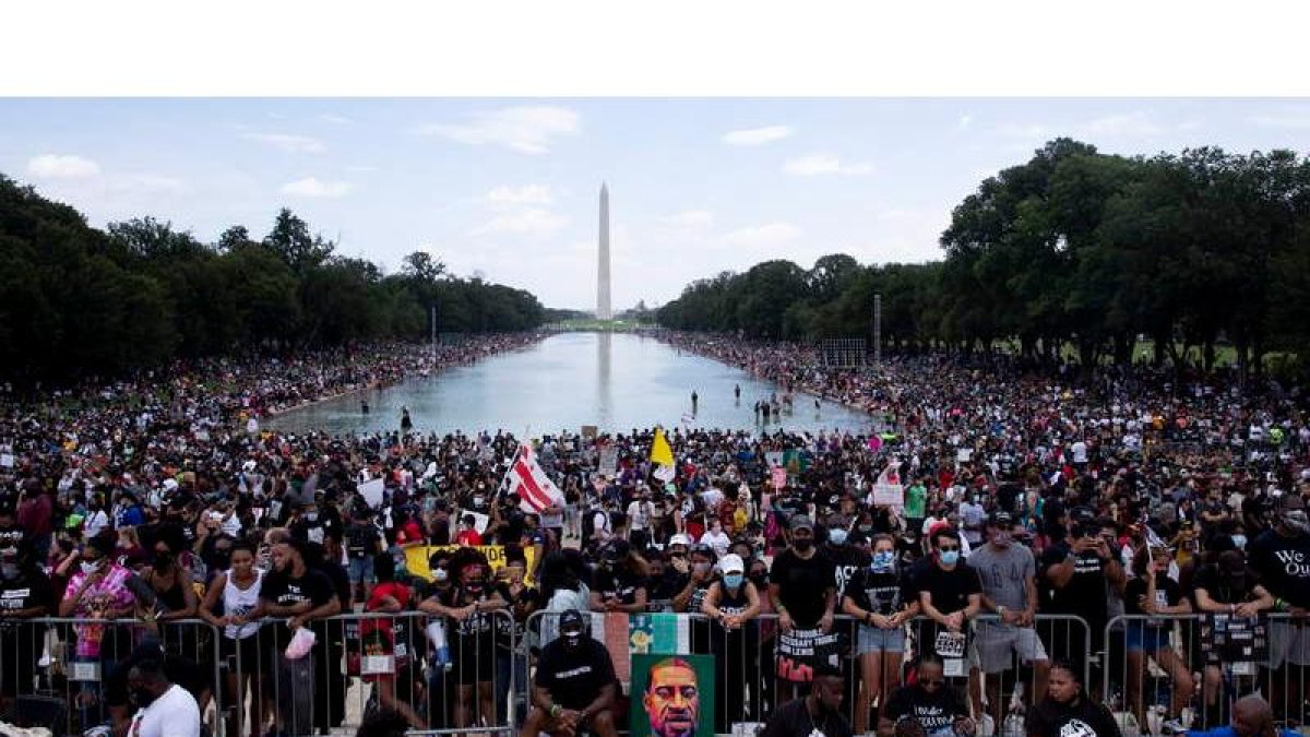 Miles de ciudadanos estadounidenses afroameruicanos ayer, en la marcha de Washington. MICHAEL REYNOLDS