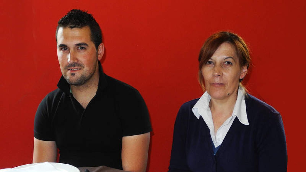 Alejandro y Mercedes, su madre, en el comedor del restauranteEl Aprisco, en Redipuertas.